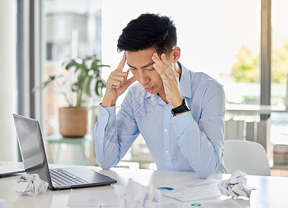 在办公桌工作场所使用笔记本电脑处理在线报告 提案或文案的商务人士的压力 焦虑或头痛 倦怠 沮丧和有问题 失败或错误的公司员工图片