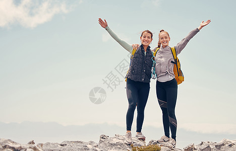 与女性一起在山崖上旅行 徒步旅行和成功 一起徒步旅行和冒险旅行 与朋友一起探索自由 风景和攀岩背包旅行并站在山顶图片