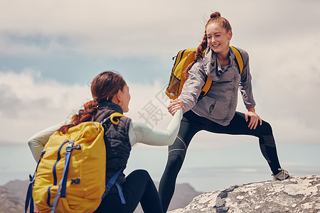微笑着帮助您的双手 朋友或妇女爬山 小山或在大自然中 户外 乡村或攀岩休闲锻炼活动中的旅行 冒险和徒步女性图片