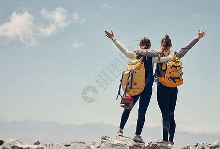 徒步旅行的朋友们作为健康 健身和徒步旅行的女性 在岩石山顶上一起庆祝攀登山峰 成功 自由和快乐的登山者在模拟空间中冒险 挑战或旅图片