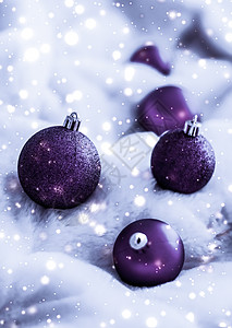 紫罗兰圣诞胸罩 上面有雪亮的毛皮 奢华冬季假日设计背景礼物紫色明信片小玩意儿新年季节卡片装饰辉光装饰品图片