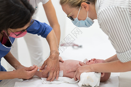 婴儿在他母亲在场的情况下由儿科医生接种疫苗 白喉 百日咳 破伤风 肝炎 流感嗜血杆菌 肺炎球菌 脊髓灰质炎的预防性疫苗接种治疗注图片