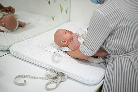躺在背上的婴儿 在一次标准的体检中被洗劫一空图片