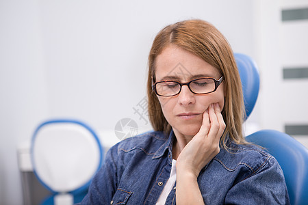 患有牙痛的女年长妇女口腔科止痛药牙医空腔病人女士程序疼痛细菌牙疼图片