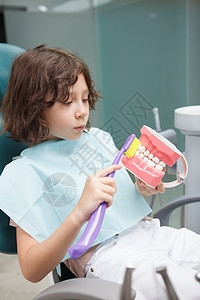 牙科诊所的年轻男孩童年孩子牙齿医疗牙刷口腔科男生矫正医生孩子们图片