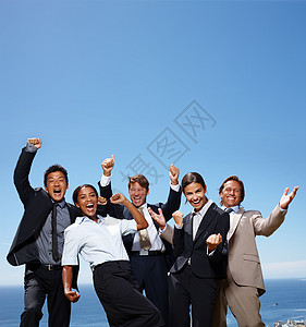 一群商务人士用双手在空中兴奋地行动起来 (掌声) 这群生意人举起手来图片