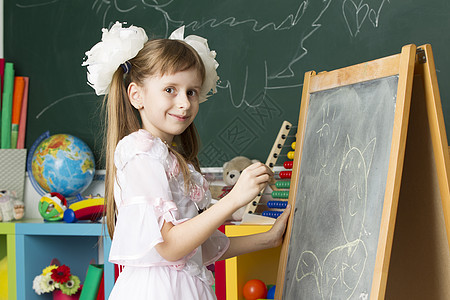 小学班级女学生 在黑板上画画 学校教育 鞠躬女孩孩子女性投标花朵工作桌子艺术眼睛解决方案乐趣图片