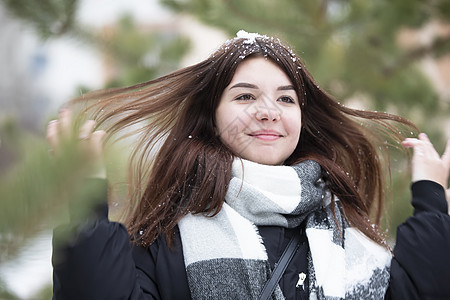冬天长着雪发的少女快乐女孩图片