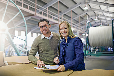 仓库管理业务 两名经理的肖像 在站在工厂地板上看文具时被画成一幅画图片