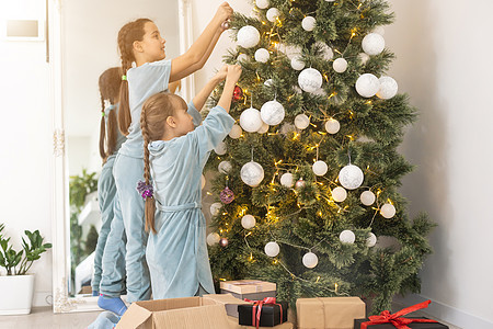 两个小姑娘在圣诞节彩灯展示裙子圣诞礼物鹿角女孩食物滚动童年图片