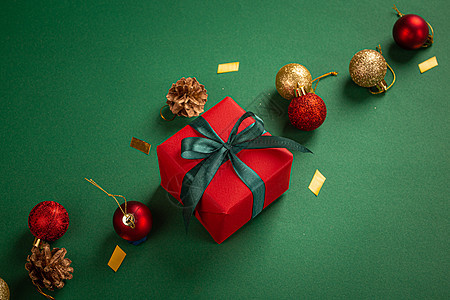 以红 绿 金色的礼物和装饰品构成的圣诞节惊喜假期丝带包装庆典季节盒子新年传统作品图片