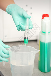 美容师用注射器给水添加消毒剂 对工具进行绝育机器管子女性工作消毒职业女士科学家药品制药图片