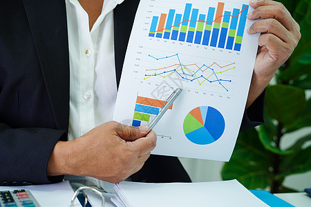 从事商业工作和分析的妇女在办公室中使用统计图分析经理笔记本投资营销互联网薪水金融团队战略会议图片