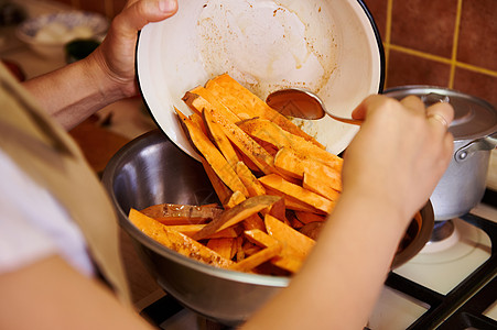 集中关注碗里一些健康的有机棒塔 在厨房厨师煮健康素食的烹饪家厨房手里图片