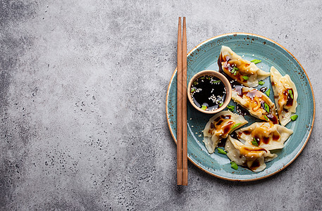 蓝色盘子上的亚洲乡村框架灰色空白小吃石头点心桌子筷子美食图片