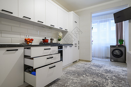 Trindy 白色的现代厨房室内 内有最起码的家具陈列室窗户奢华地毯橱柜内阁房子洗衣机餐具柜公寓图片