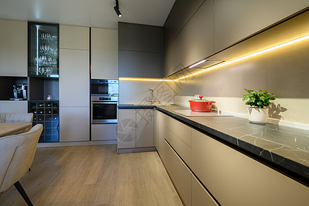 现代灰色奢华厨房家具 特写于办公楼顶图片