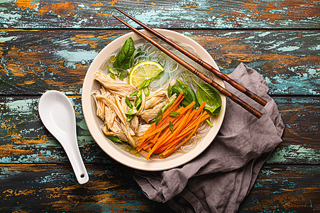 面碗顶观的亚洲汤和面条草本植物乡村蔬菜绿色美食桌子食品肉汤勺子高架图片