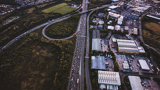 繁忙的高速公路空中视图卡车驾驶基础设施救护车交通汽车运输货车货物路口图片