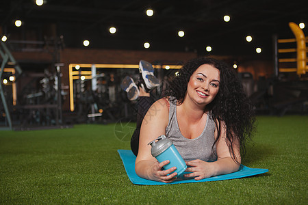 健身房的迷人加上体型的女人减肥幸福竞技活动身体动机成就女性运动员运动图片