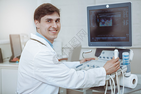 工作时使用超声波扫描仪的勤奋医生病人科学诊断技术员肿瘤关心超声波怀孕保险扫描器图片