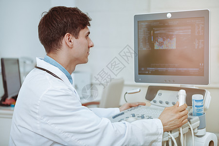 工作时使用超声波扫描仪的勤奋医生技术员考试机器超声男人科学监视器工人治疗扫描图片