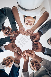 团队建设 社区和拳头或手以获得支持 信任和团队合作 以建立网络 协作和信任 商界人士 多元化和具有动力 远见和全球成功的员工图片
