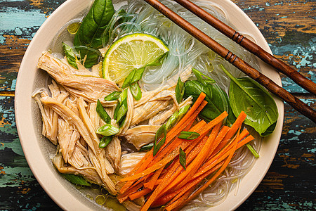 面碗顶观的亚洲汤和面条勺子桌子乡村食品筷子美食盘子草本植物高架肉汤图片
