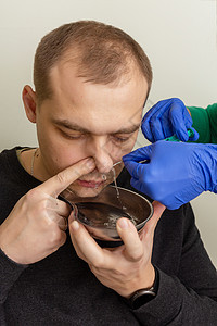 护士把病人的鼻腔洗干净小路男人生理成人症状技术感染疾病注射器鼻炎图片