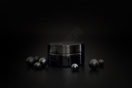 黑色无品牌化妆品奶油罐 黑背景的乳胶介绍 优雅模型 外衣 美容产品图片