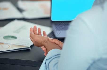 在 s 公司办公室使用笔记本电脑工作时手腕受伤 手腕疼痛和女商务人士受伤 女性在打字时握着手臂不适的关节炎 触痛和肌肉炎症图片