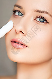 抗老化美容和美容治疗产品 妇女使用激光装置进行皮肤再造以作为恢复活力的程序和常规的皮肤护理奢华防晒射线重铺魅力仪器身体化妆品系数图片