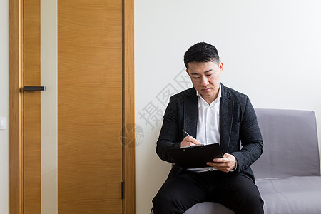 年轻成功的亚洲男人 等待面试 在办公中心的候诊室 坐在办公中心接待处附近的椅子上招聘就业职场队列候选人工作竞赛男性工人窗户图片