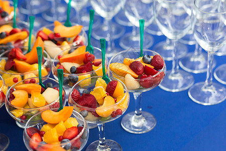节庆活动或晚宴桌上的水果甜点酒吧玻璃小吃宴会婚礼自助餐桌子餐饮饮食酒店图片