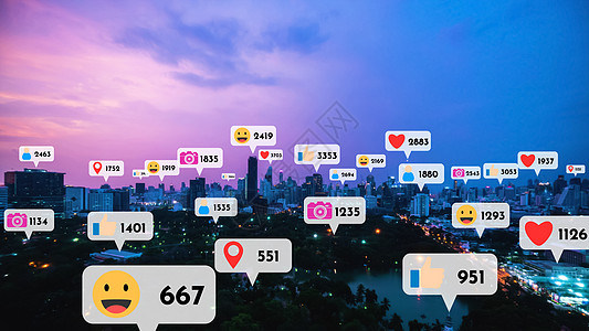 社交媒体的图标飞过市区市中心 展示人民之间的对等关系城市团体手机技术网站商业广告互联网络社交网络创造力图片