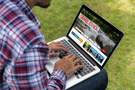 旅游机构网上网站 用于进行现代搜索和旅行规划假期办公室技术电脑电话商业男人人士笔记本酒店图片