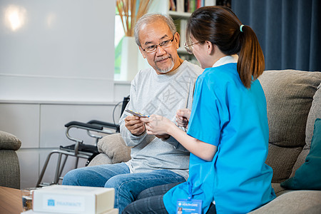 带医生的亚洲护士 向家中有专心的老年男子解释处方药成人男人男性药剂师护理沙发讨论医师处方医院图片