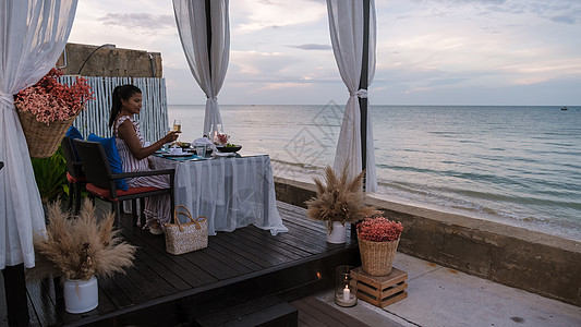 在泰国海滩上用蜡烛灯晚餐热带海岸蜜月天堂晴天用餐奢华桌子派对饮料图片