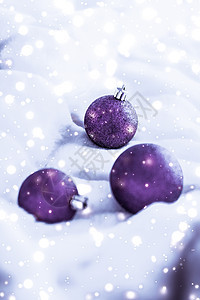 紫罗兰圣诞胸罩 上面有雪亮的毛皮 奢华冬季假日设计背景雪花辉光魔法风格装饰紫色卡片季节新年下雪图片