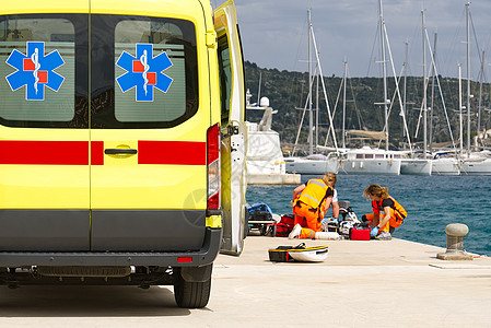 救护人员在游艇港口为人提供急救 太阳中暑图片