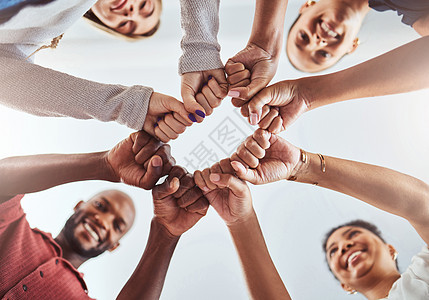 蓝天下的团队合作 团结和双手或拳头支持 信任和社区 多元化团体男女朋友在团队建设过程中站在一起进行团队合作 协作和帮助图片