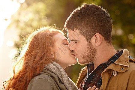 没有像初恋那样的爱情 快乐的年轻夫妇在户外亲吻图片