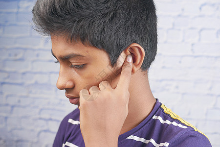 有耳痛的青少年男孩 抚摸着他痛苦的耳朵挫折噪音压力疾病解剖学医疗男生疼痛图片