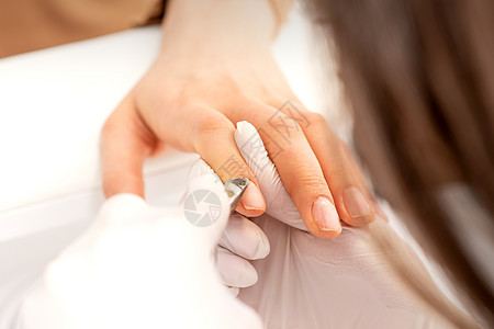修甲师用指甲剪刀去掉美容院附近的女性指甲上的切片沙龙保养钳子治疗呵护成人指甲钳护理工具美甲图片
