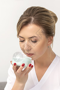 年轻美容主义者嗅闻潮湿奶油的肖像 白色罐子在白色背景上 复制空间治疗化妆品皮肤女孩女士美容师女性成人卫生身体图片