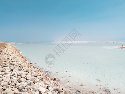 以色列Ein Bokek海滩的明青绿水盐渍水晶治疗旅行天空死海卫生地平线环境矿物图片