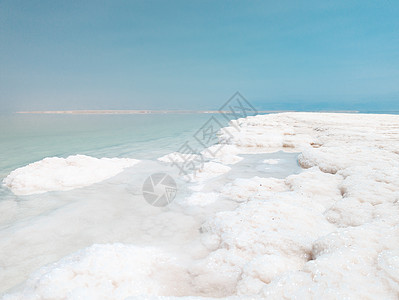 以色列Ein Bokek海滩的明青绿水支撑死海水晶旅行卫生盐渍沙漠环境药品治疗图片