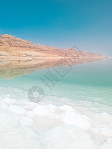 以色列Ein Bokek海滩的死海盐水晶层 清青青绿水和山丘风景景观地平线矿物盐渍旅游蓝色天空药品土地环境治疗图片