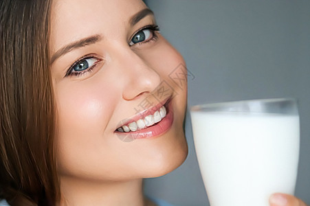 美食和健康 年轻女子喝牛奶或蛋白奶昔鸡尾酒牙齿女性农场乳糖生物饮料美丽牛奶皮肤玻璃图片