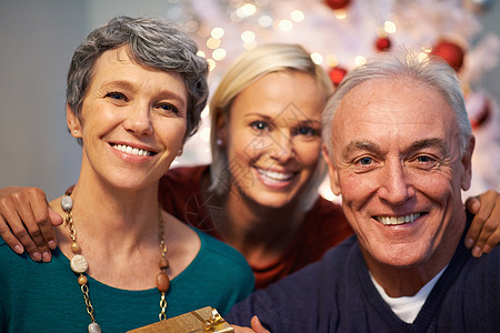 宣传圣诞节的欢呼会 一个小家庭在圣诞节的肖像图片